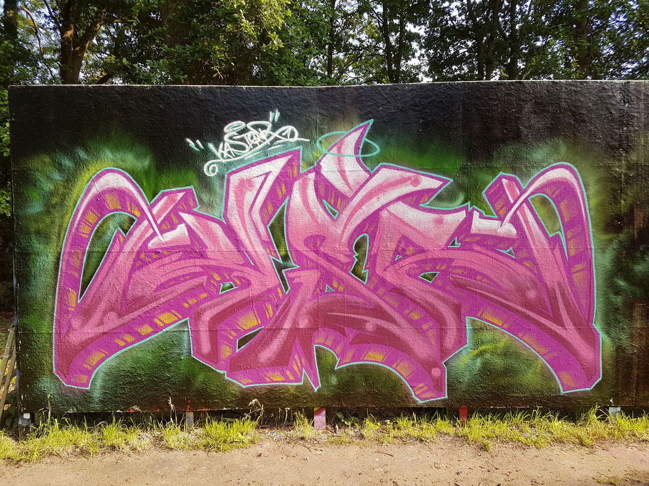 Graffiti Wall - Photo by Kastor495 - KSR, PINK