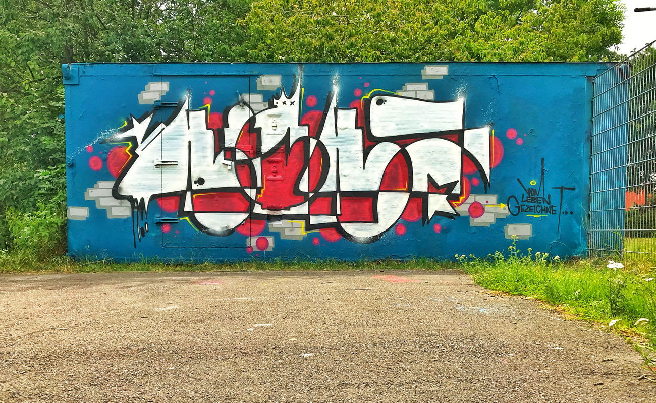 Graffiti Wall - Photo by Kderkillakickt - kickaderkickaonelinerGraffitithrowupstreetpins