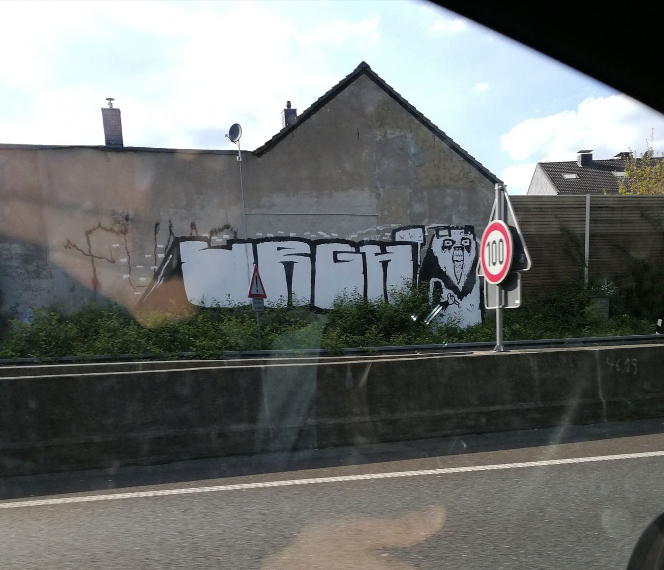 Graffiti Bombing in A40 - Photo by Kico_one - Urgh