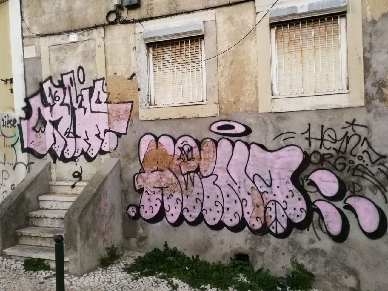 Graffiti Bombing in Lissabon - Photo by Kico_one - Lissabon, Lisboa, Portugal