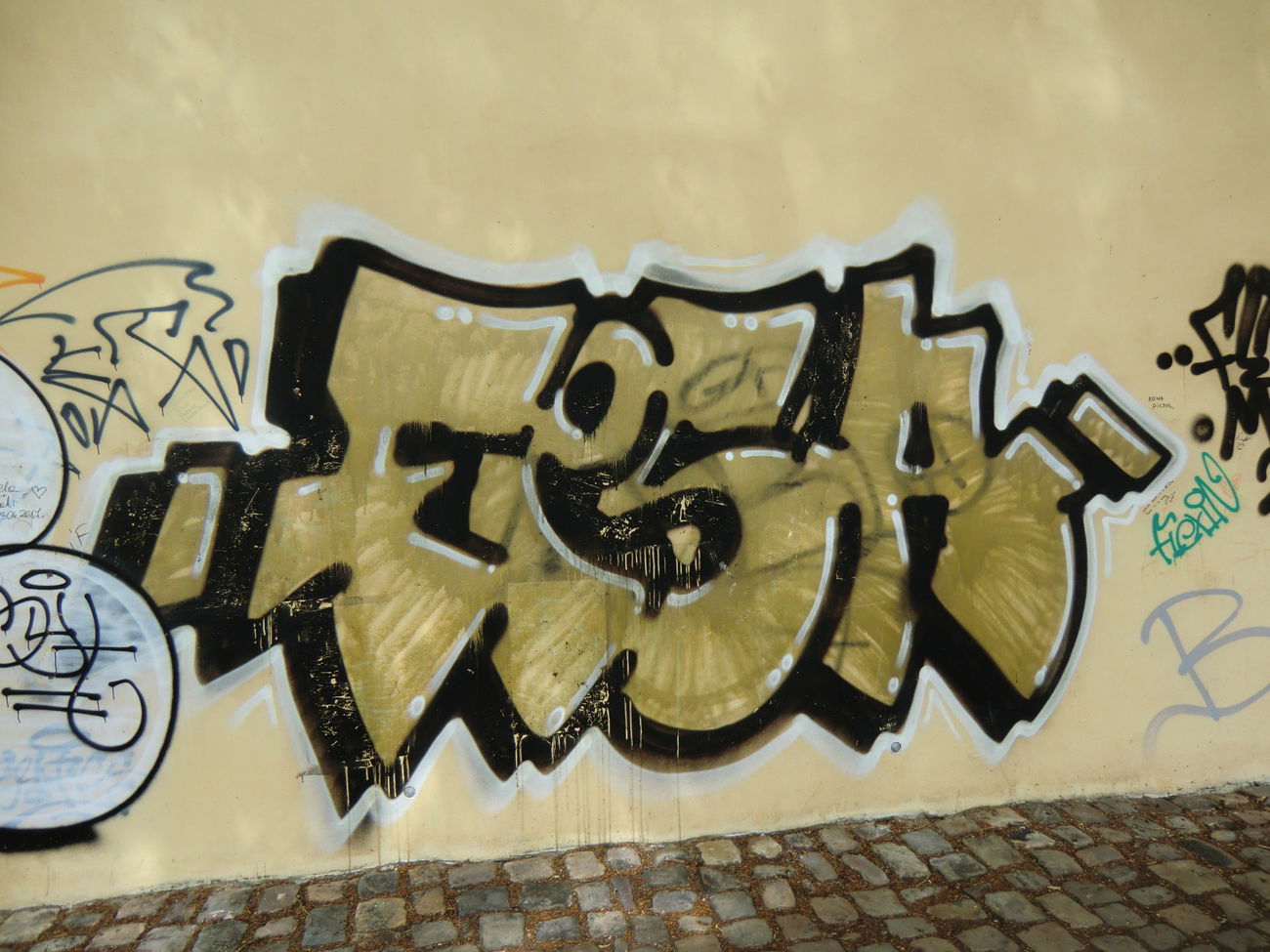 Graffiti Bombing in Prague - Photo by Kico_one - Prague, Praha, Fesa