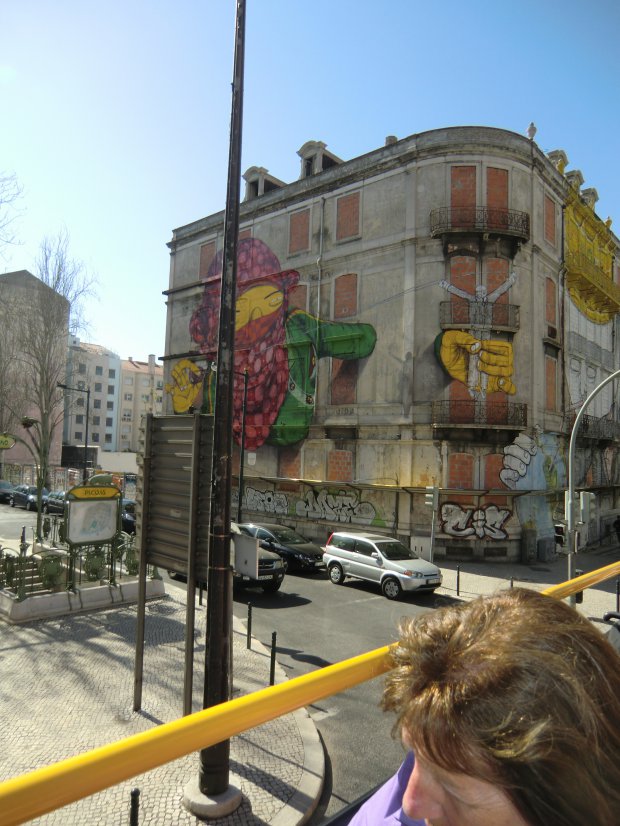 Graffiti Street Art in Lissabon - Photo by Kico_one - OS, Gemeos
