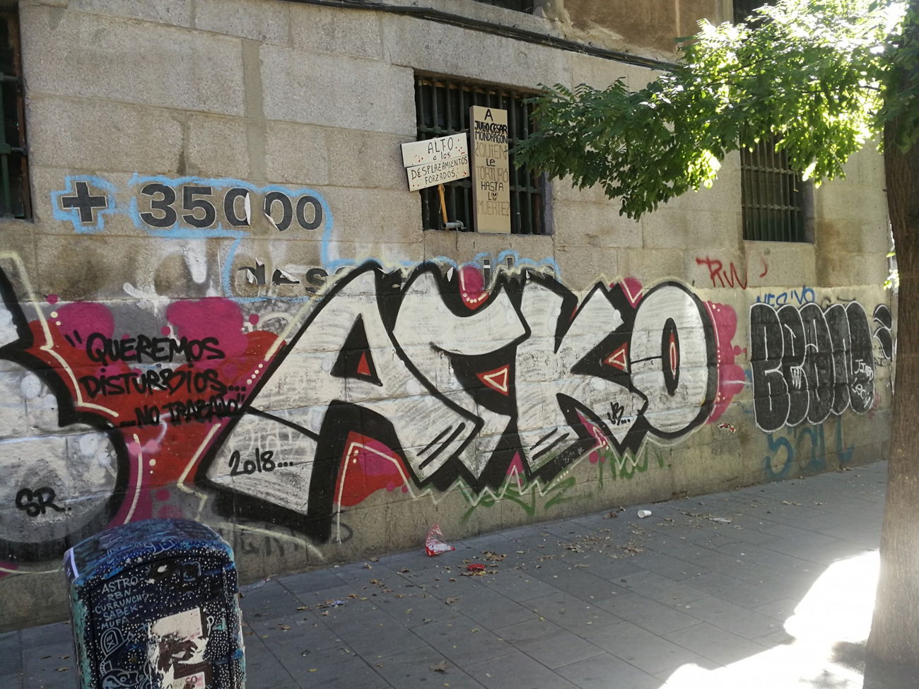 Graffiti Bombing in Madrid - Photo by Kico_one - Madrid, Espana