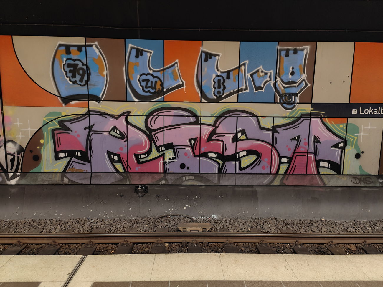 Graffiti Bombing in Frankfurt lokalbahnhof - Photo by Kico_one