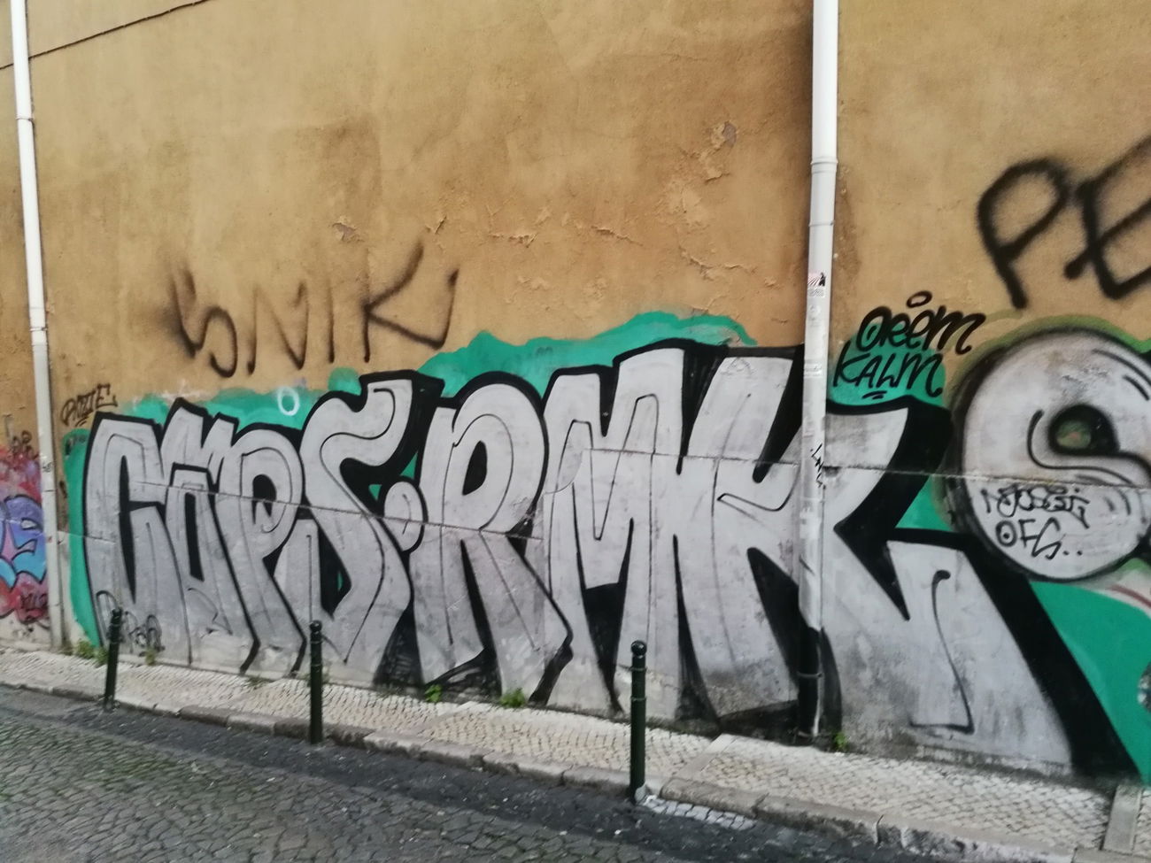 Graffiti Bombing in Lissabon - Photo by Kico_one - Lissabon, Lisboa, Portugal