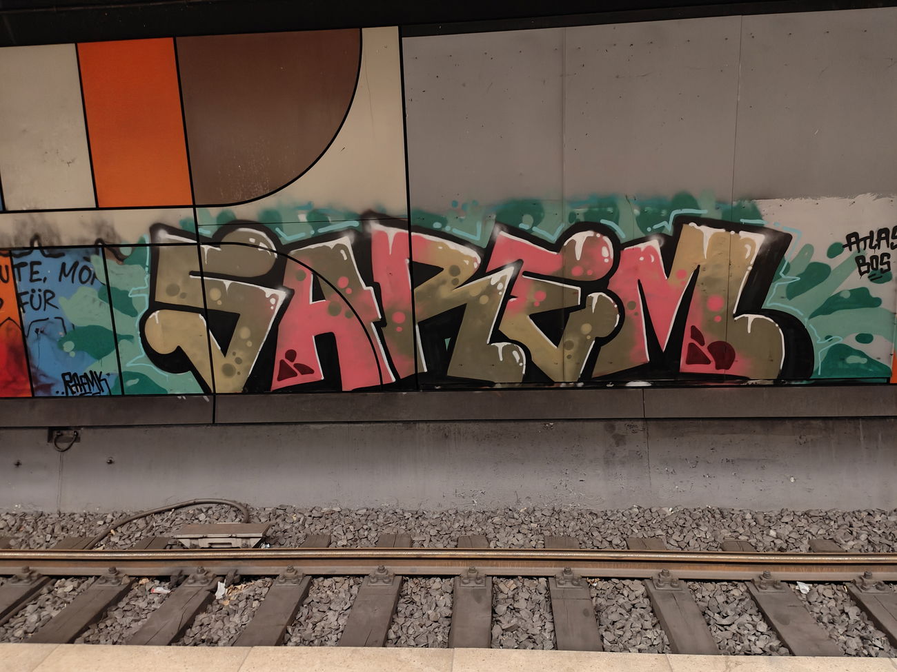 Graffiti Bombing in Frankfurt lokalbahnhof - Photo by Kico_one