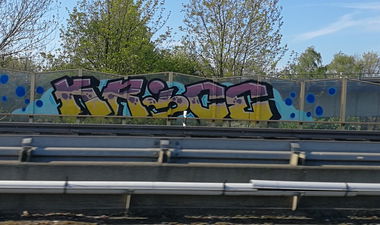 Graffiti Bombing in A57 - Photo by Kico_one - Krice