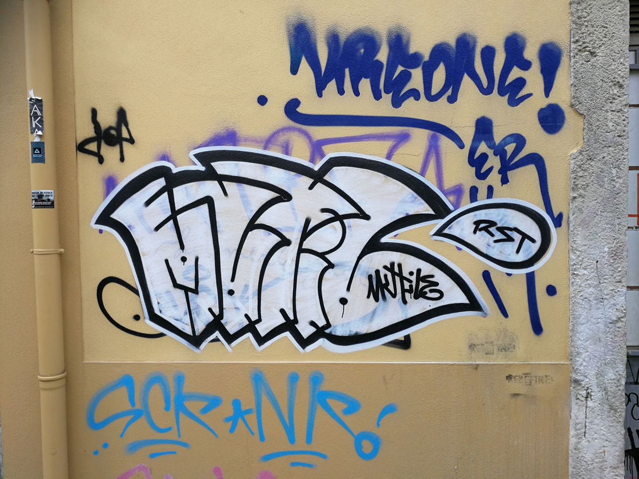 Graffiti Bombing in Lissabon - Photo by Kico_one - Lissabon, Portugal, Lisboa