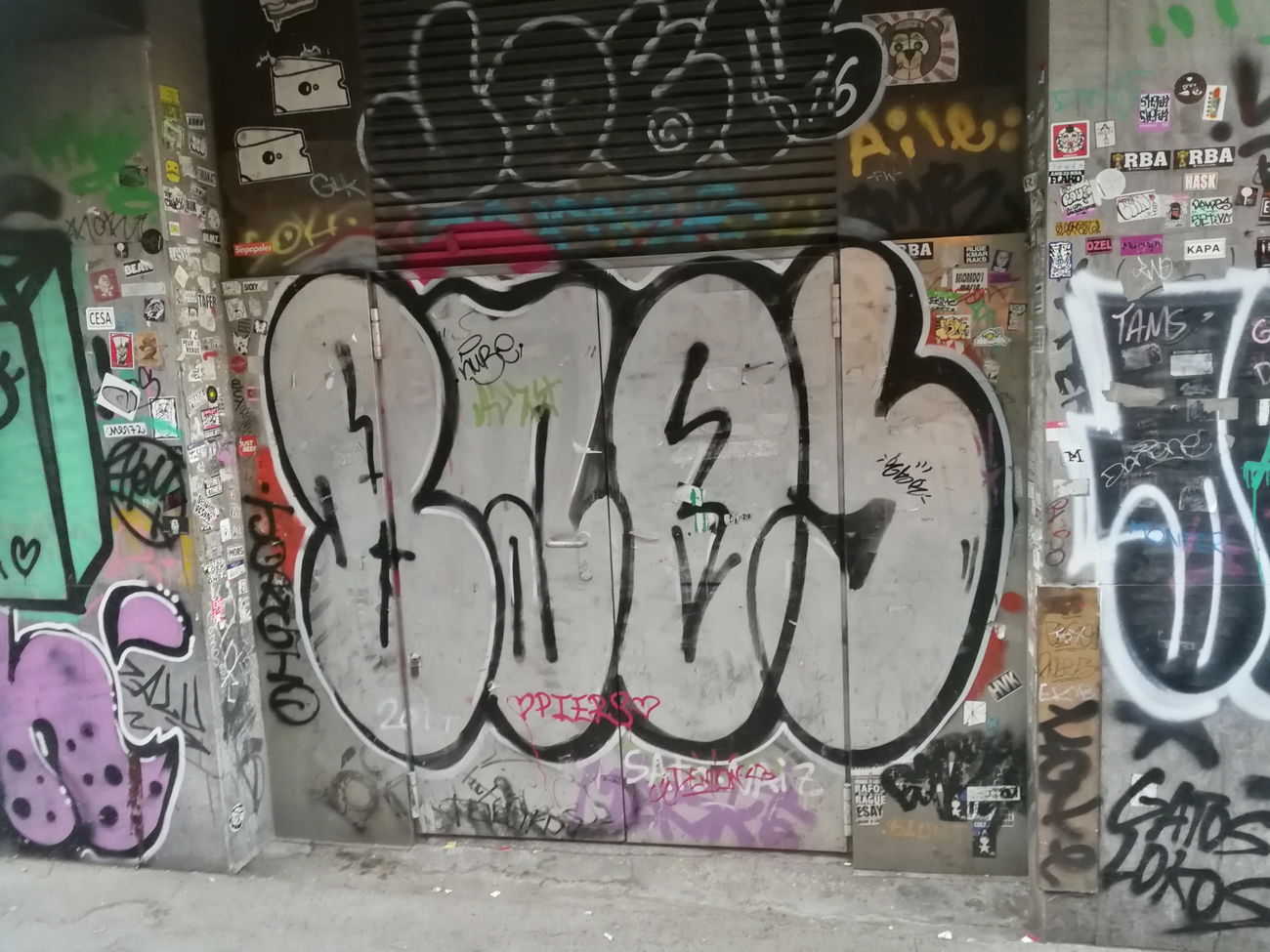 Graffiti Bombing in Madrid - Photo by Kico_one - Madrid, Espana