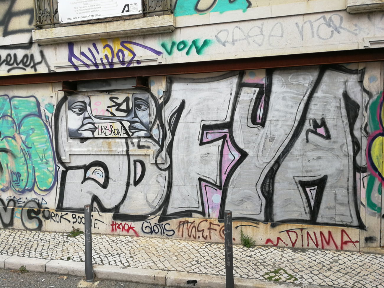 Graffiti Bombing in Lissabon - Photo by Kico_one - Lissabon, Portugal, Lisboa