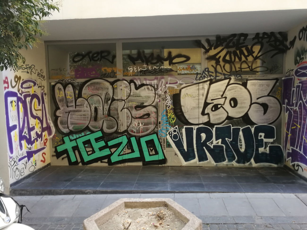 Graffiti Bombing in Madrid - Photo by Kico_one - Madrid, Espana