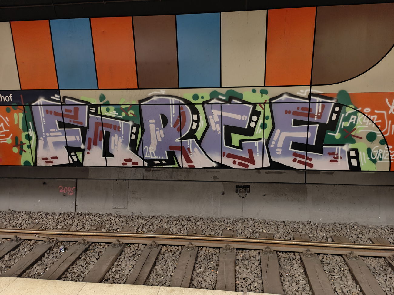 Graffiti Bombing in Frankfurt lokalbahnhof - Photo by Kico_one