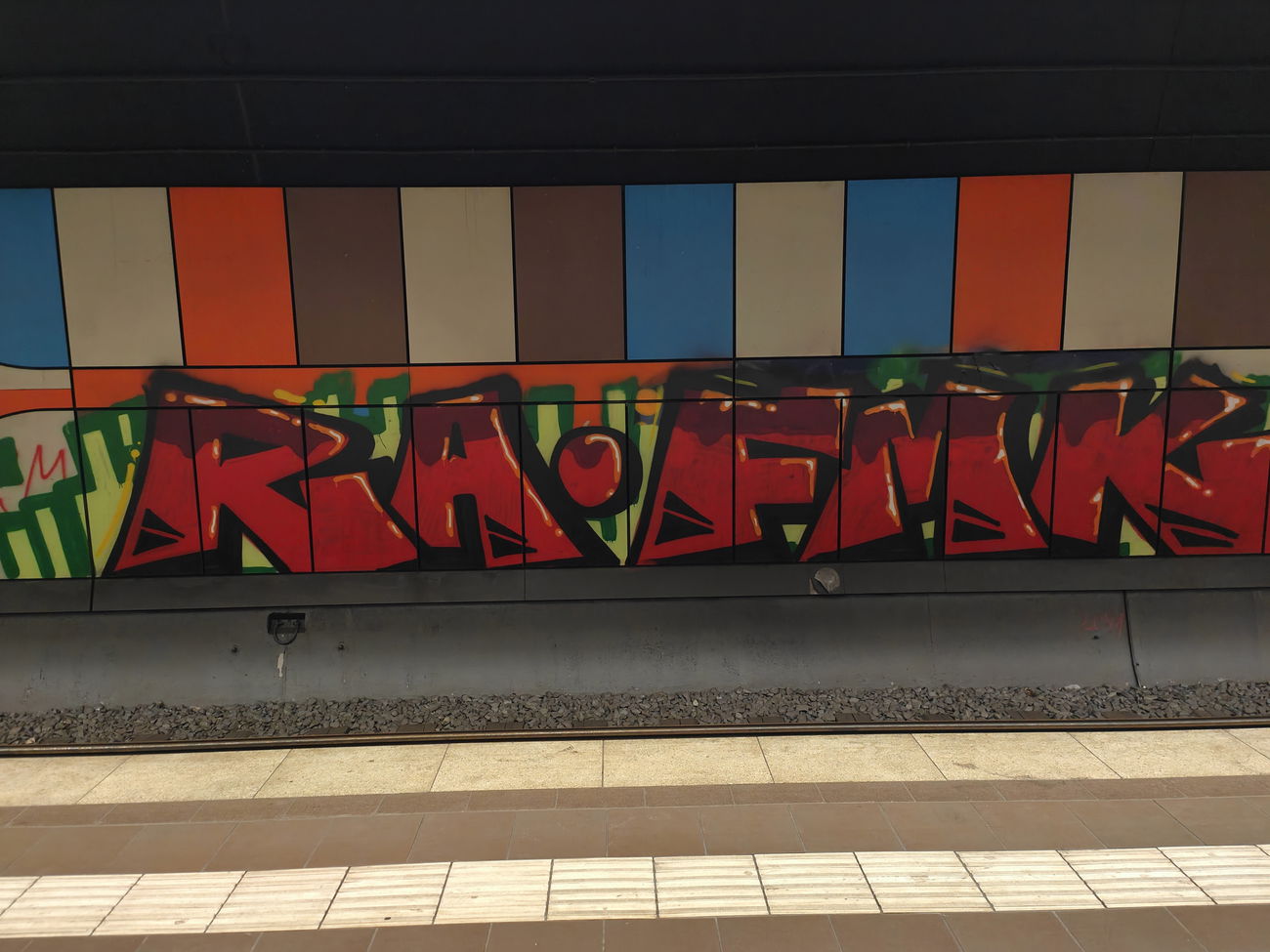 Graffiti Bombing in Frankfurt lokalbahnhof - Photo by Kico_one