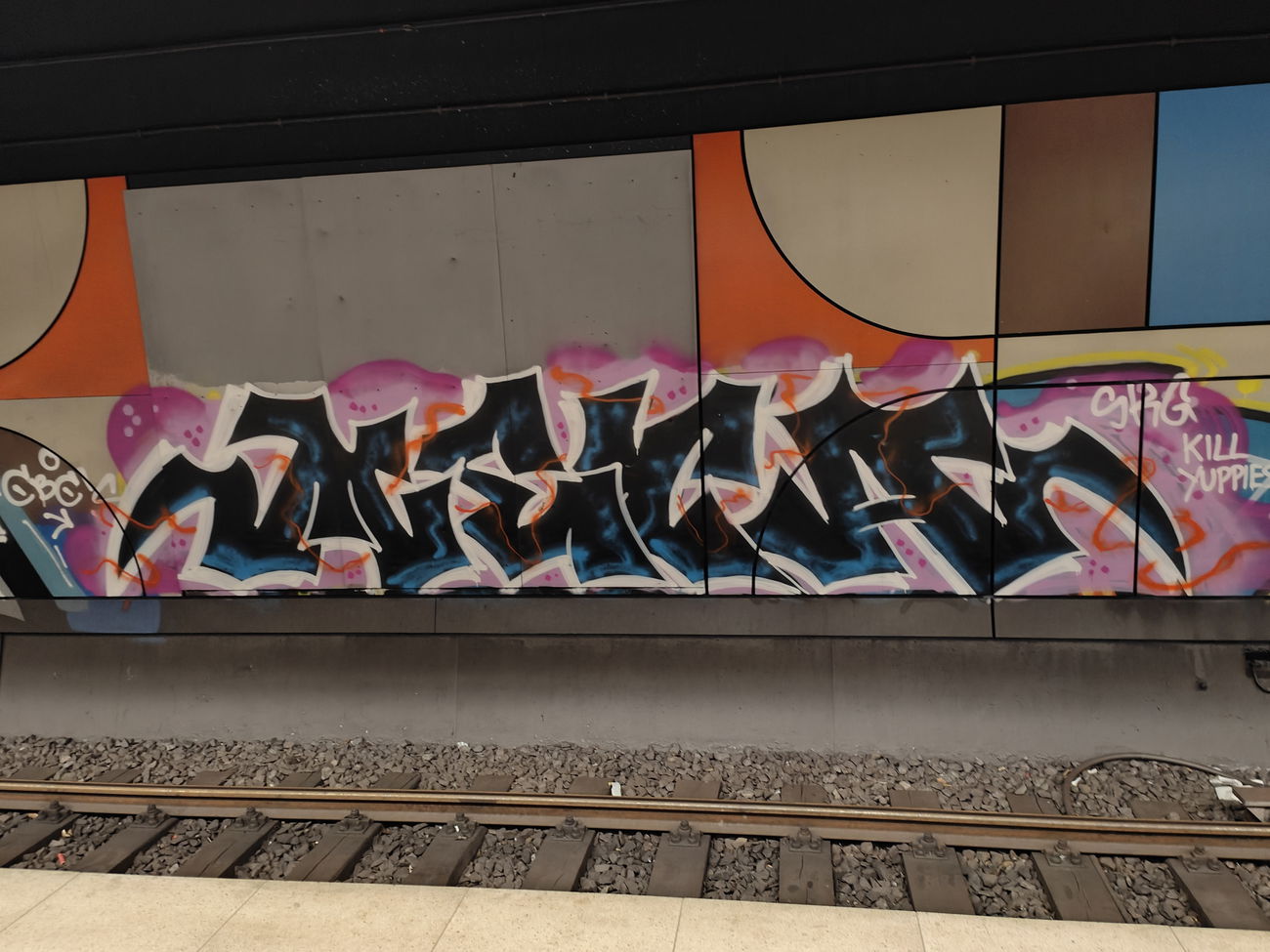 Graffiti Bombing in Frankfurt lokalbahnhof - Photo by Kico_one