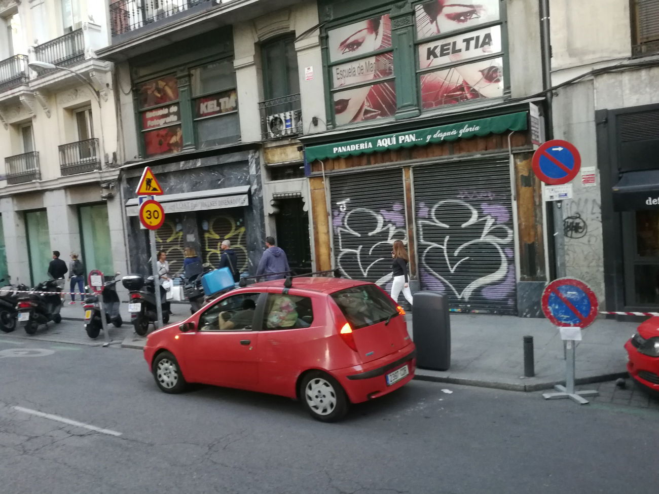 Graffiti Bombing in Madrid - Photo by Kico_one - Madrid, Espana