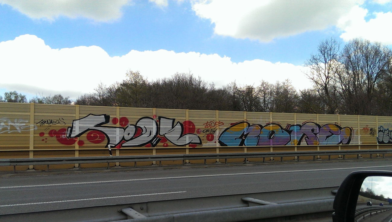 Graffiti Bombing in A52,Mönchengladbach - Photo by Kico_one - A52, More, Tods