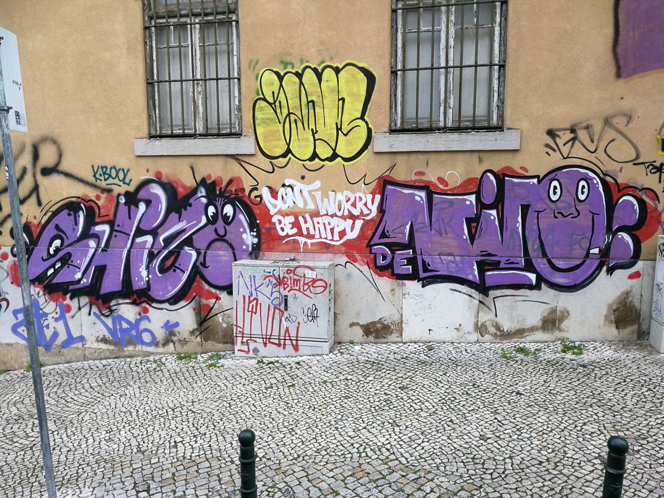 Graffiti Bombing in Lissabon - Photo by Kico_one - Lissabon, Lisboa, Portugal