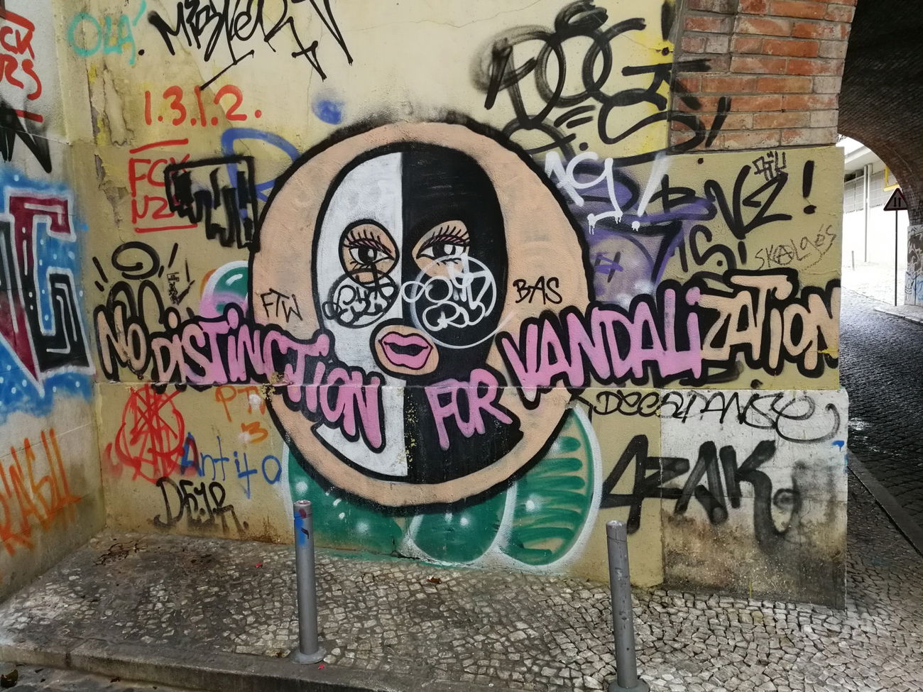 Graffiti Bombing in Lissabon - Photo by Kico_one - Lissabon, Portugal, Lisboa