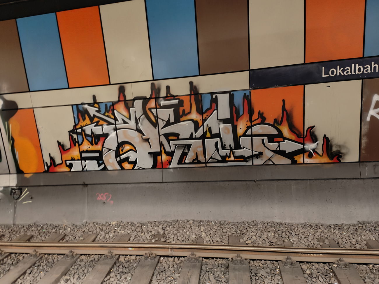 Graffiti Bombing in Frankfurt lokalbahnhof - Photo by Kico_one