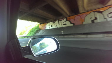 Graffiti Bombing in Autobahn - Photo by Kico_one - Föns
