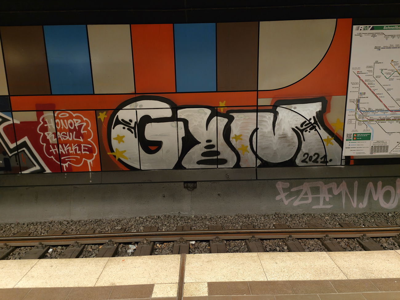 Graffiti Bombing in Frankfurt lokalbahnhof - Photo by Kico_one
