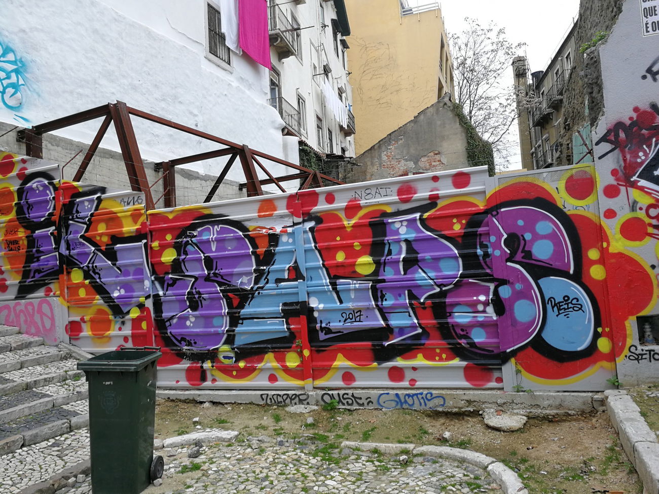 Graffiti Bombing in Lissabon - Photo by Kico_one - Lissabon, Portugal, LisboaIls