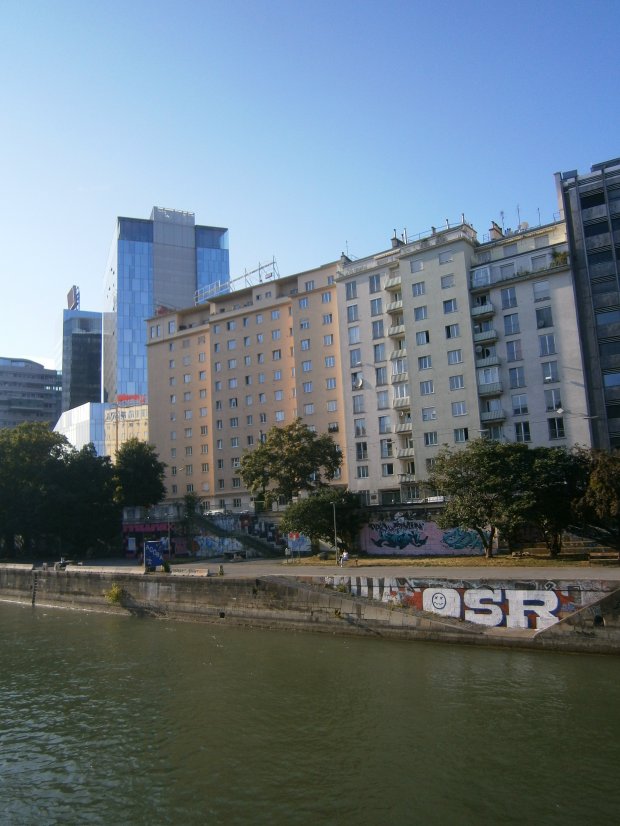 Graffiti Bombing in Vienna - Photo by Kois (2013)