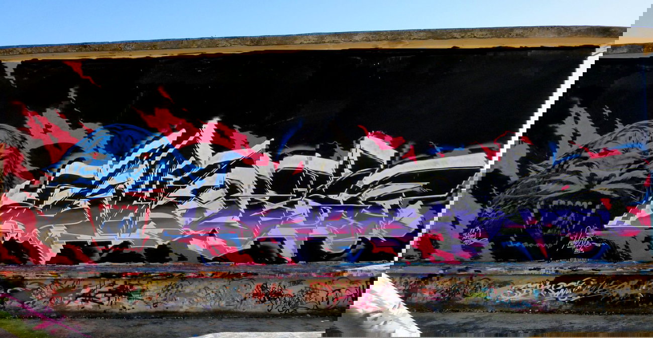 Graffiti Wall in Greece - Photo by Komet1 - komet, slipy (2013)