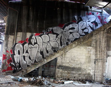 Graffiti Bombing - Photo by Komet1 - Komet1, Zer (2014)