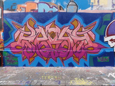 Graffiti Wall in Paris - Photo by Kreshone - bew, gsm (2010)