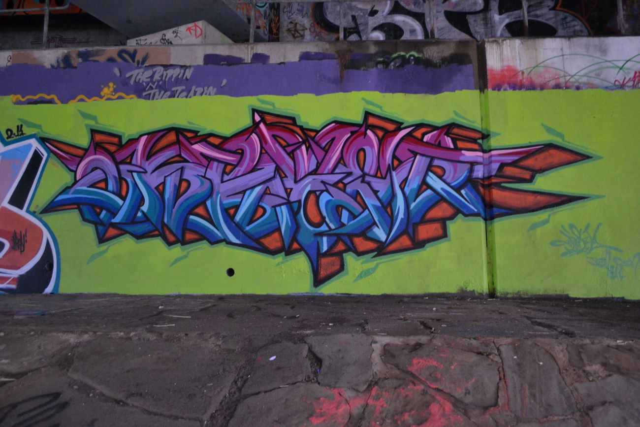 Graffiti Wall in England  - Photo by Kreshone - bew, gsm (2011)