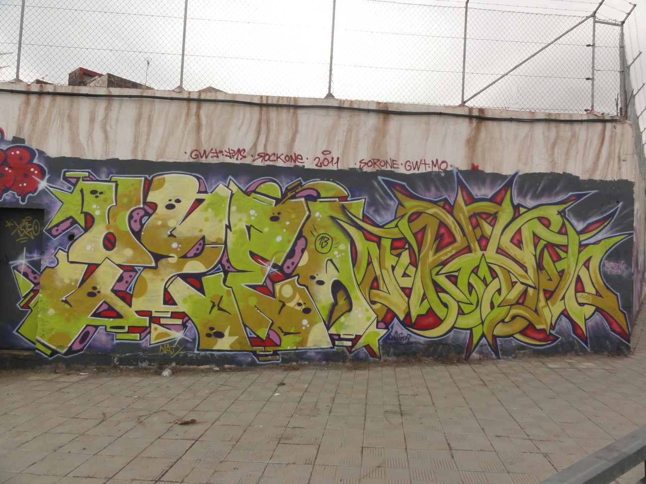 Graffiti Wall in Tenerife - Photo by Kreshone - bew, gsm