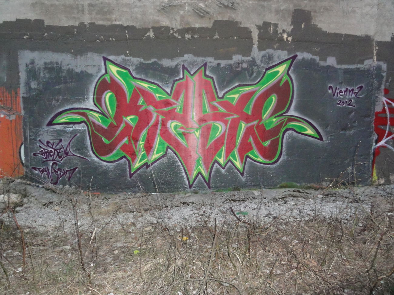 Graffiti Wall in Vienna - Photo by Kreshone - bew, gsm (2012)