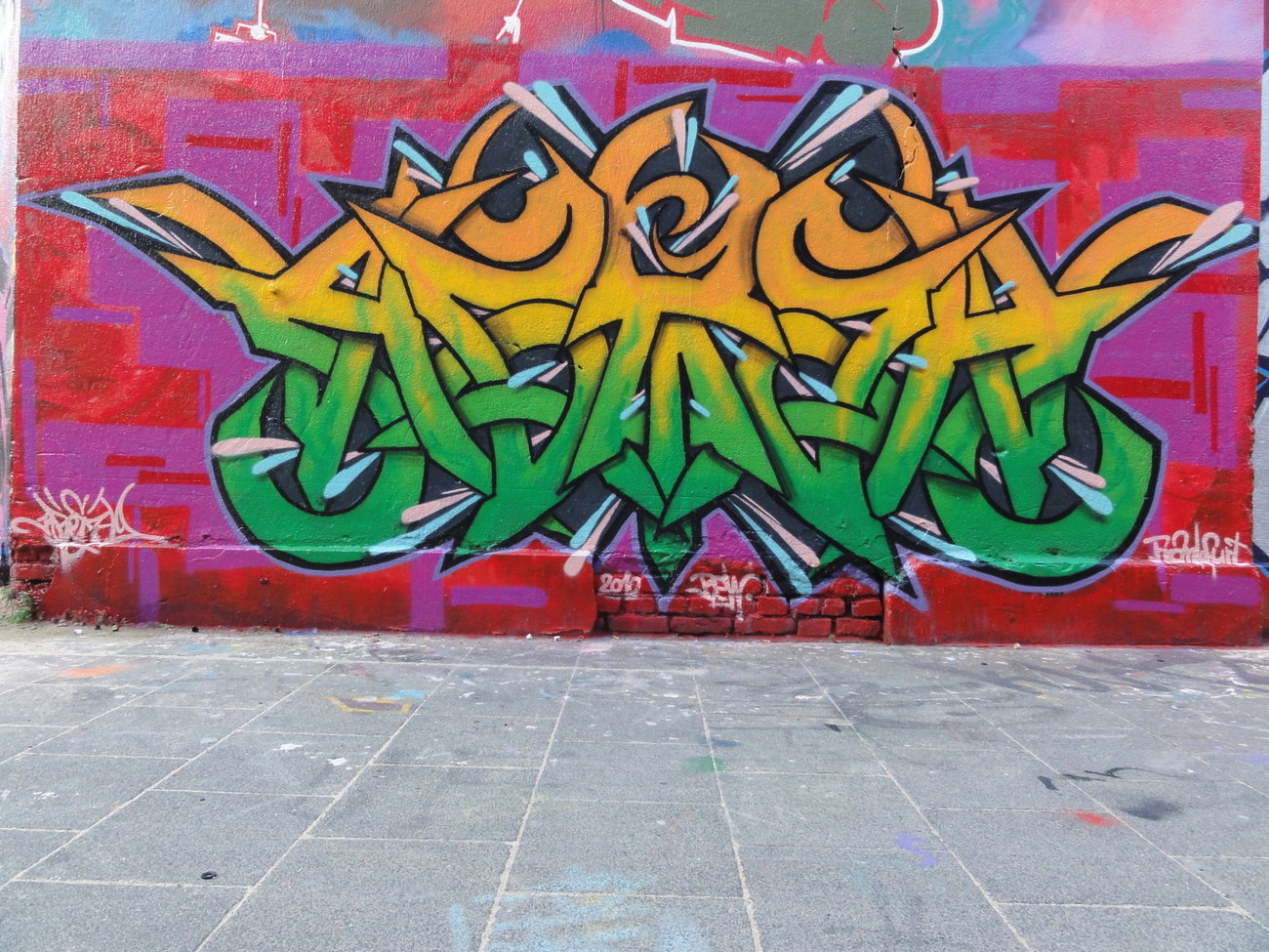 Graffiti Wall in Ferankfurt - Photo by Kreshone - bew, gsm (2010)