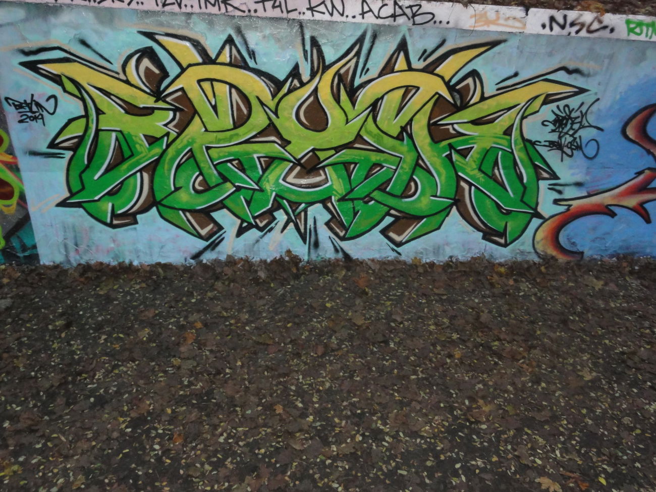 Graffiti Wall in Berlin - Photo by Kreshone - bew, gsm (2014)