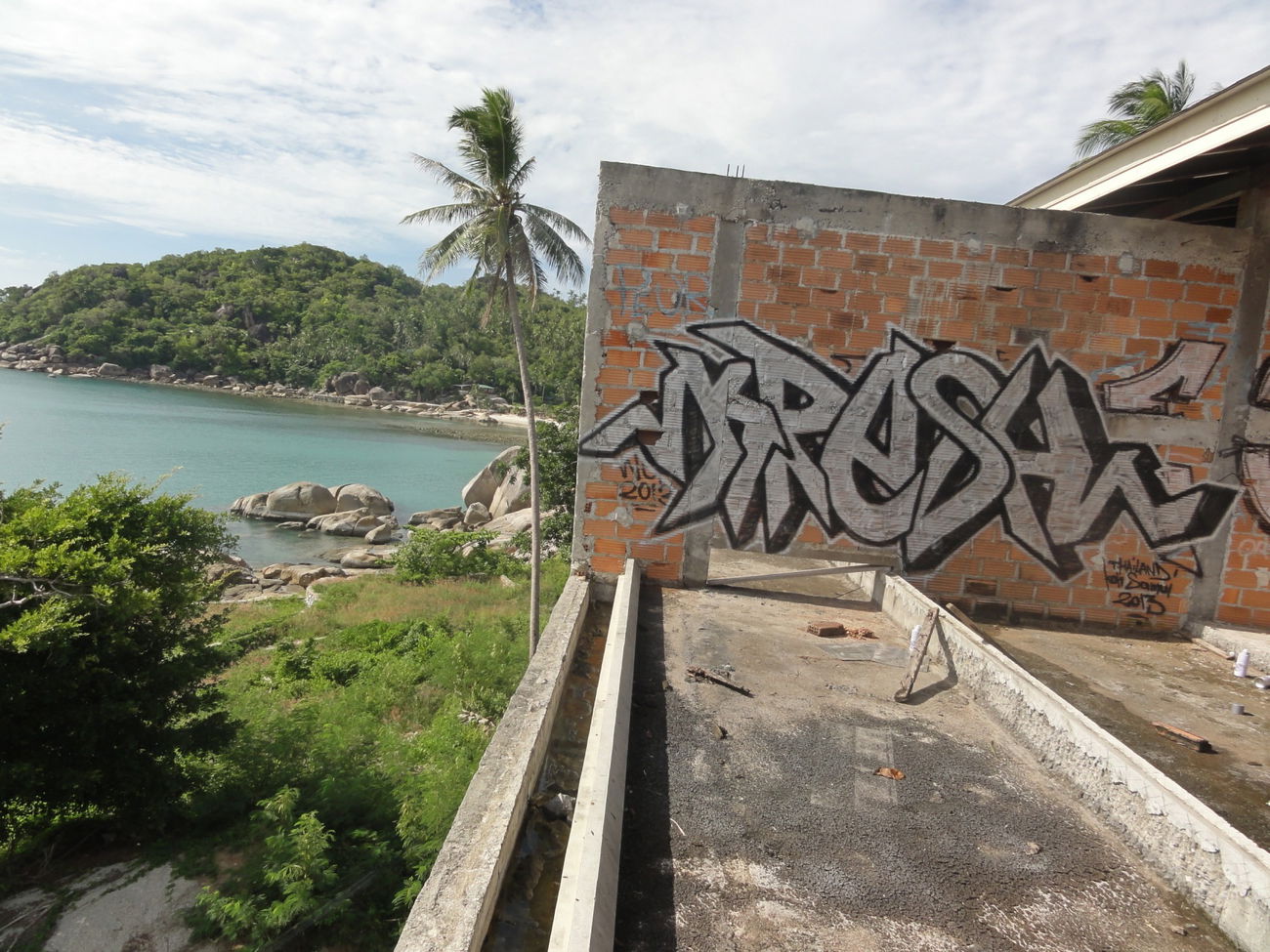 Graffiti Wall in Thailand - Photo by Kreshone - bew, gsm