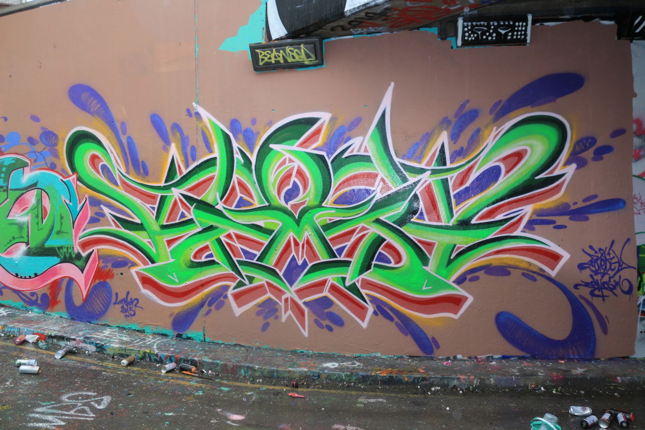 Graffiti Wall in London - Photo by Kreshone - bew, gsm (2015)