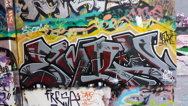 Graffiti Bombing - Photo by Kriso - emra