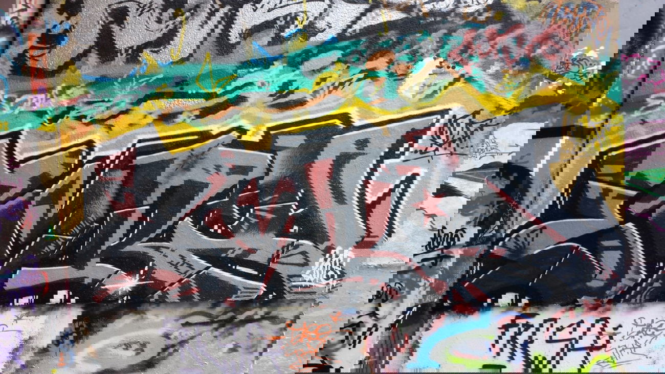 Graffiti Bombing - Photo by Kriso - emra