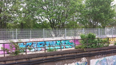 Graffiti Bombing - Photo by Kriso - kif, emra