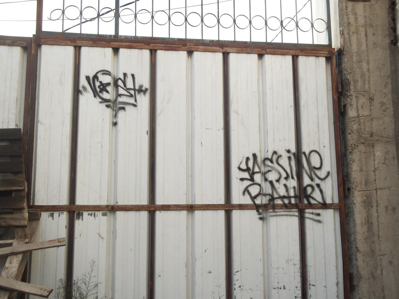 Graffiti Bombing - Photo by LOST - LOST, GRAFFITI, RRW