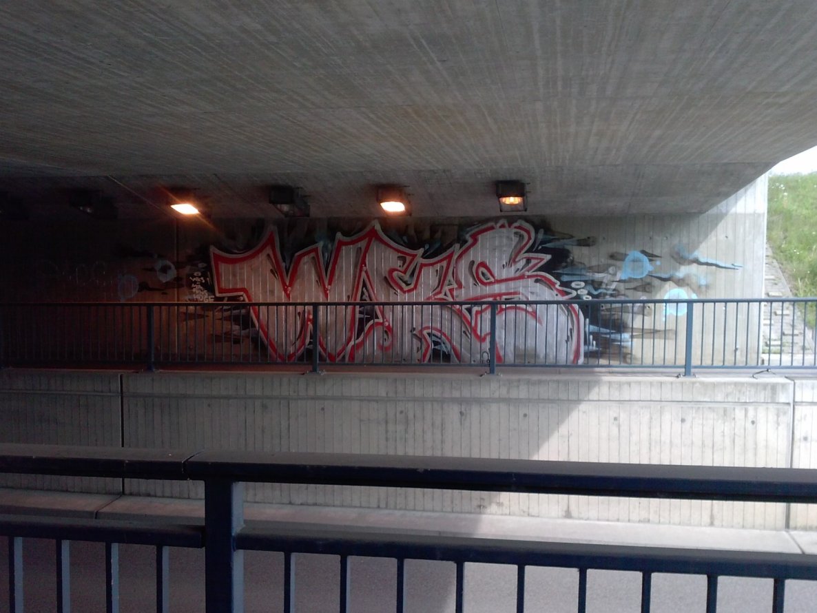 Graffiti Wall - Photo by Lauch - fens, mia, huke