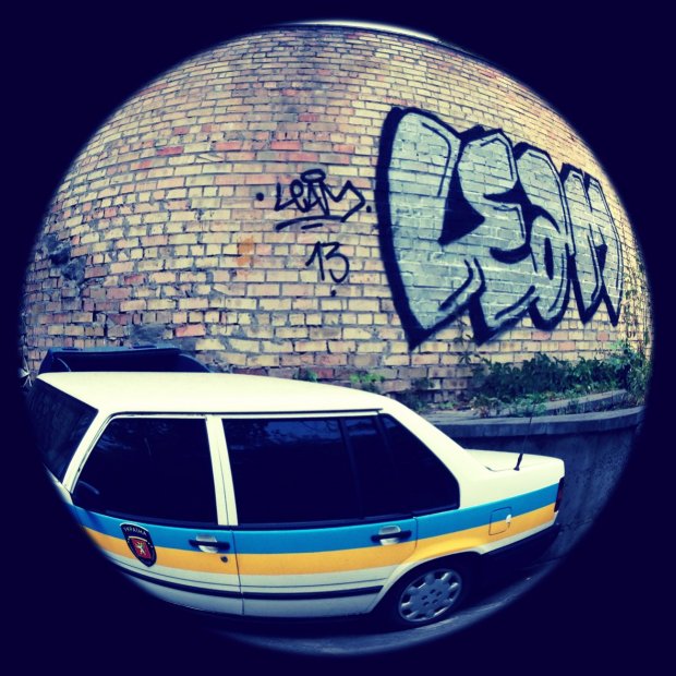 Graffiti Bombing in Kyiv - Photo by Lea - Lea, Leam (2013)