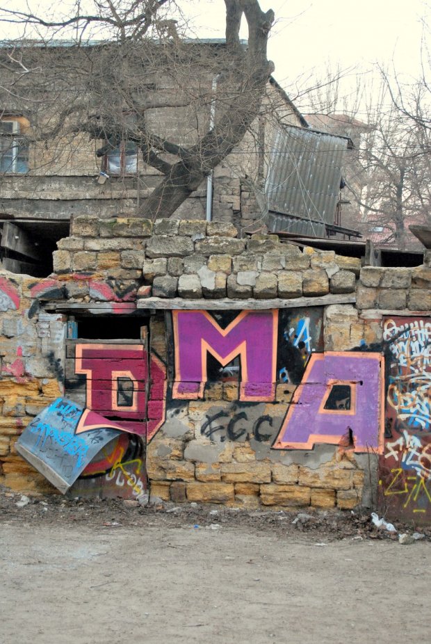 Graffiti Bombing - Photo by Leank - Leank, HermanLeank (2015)