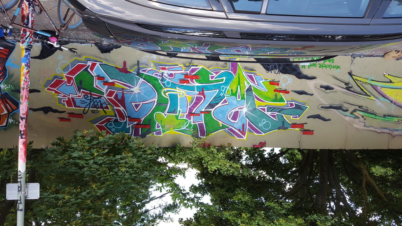 Graffiti Photo by Leeef