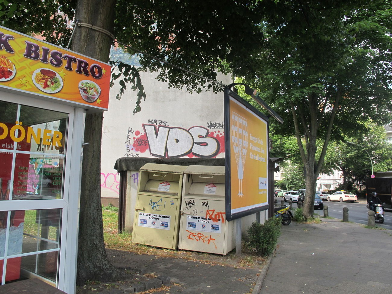 Graffiti Bombing - Photo by LeerMarker - VDS, Vandals