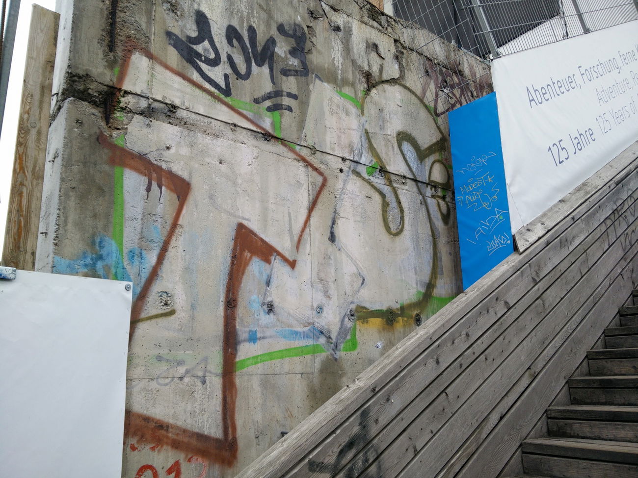 Graffiti Bombing - Photo by LeerMarker - TLS