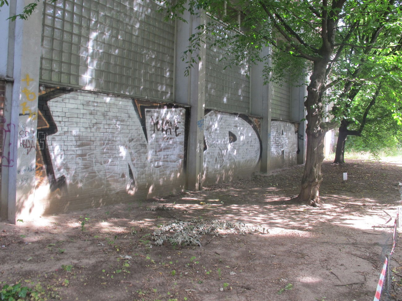 Graffiti Bombing - Photo by LeerMarker - NDA