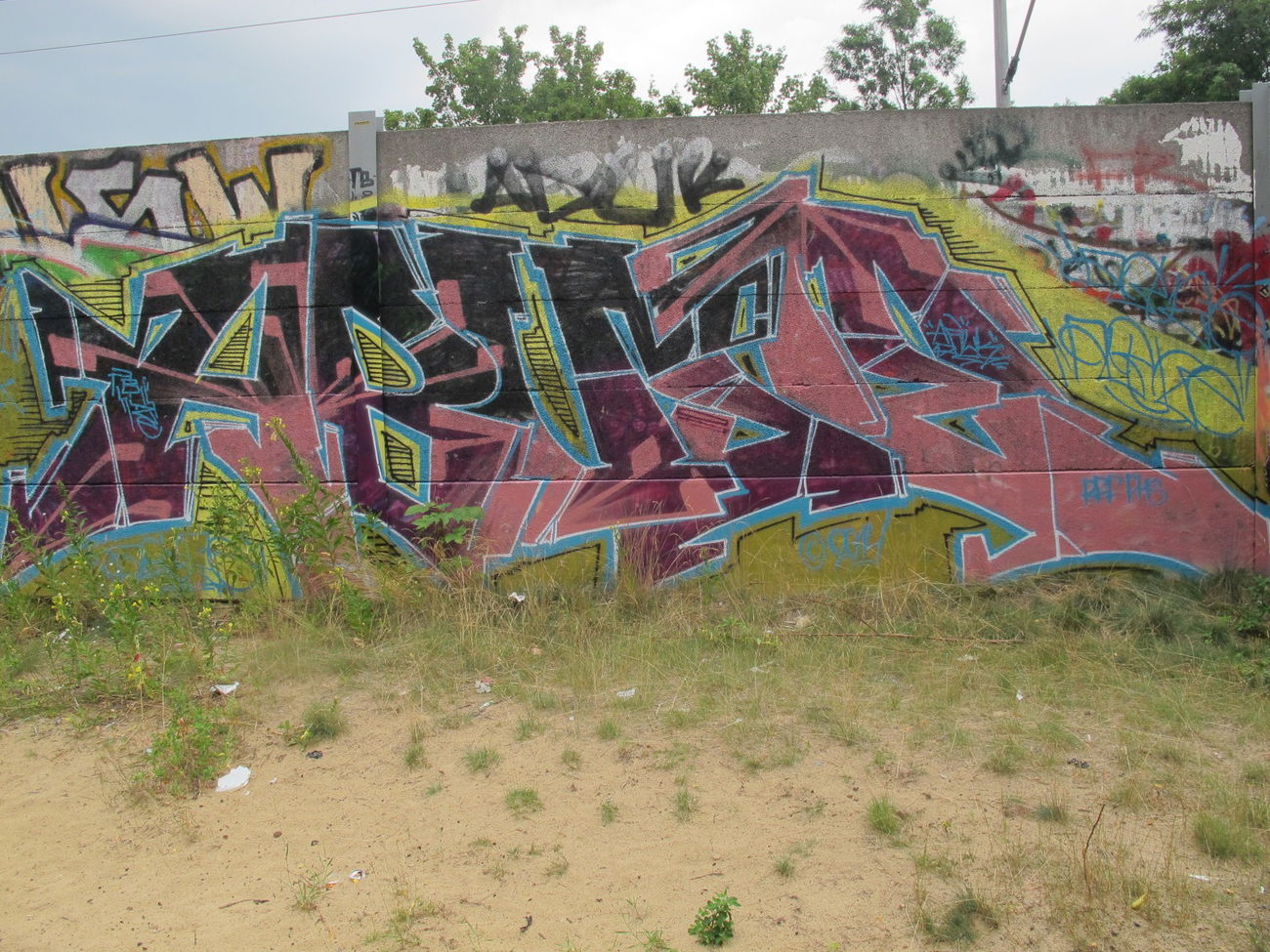 Graffiti Wall - Photo by LeerMarker - Abuse, Abuze, YUM (2014)