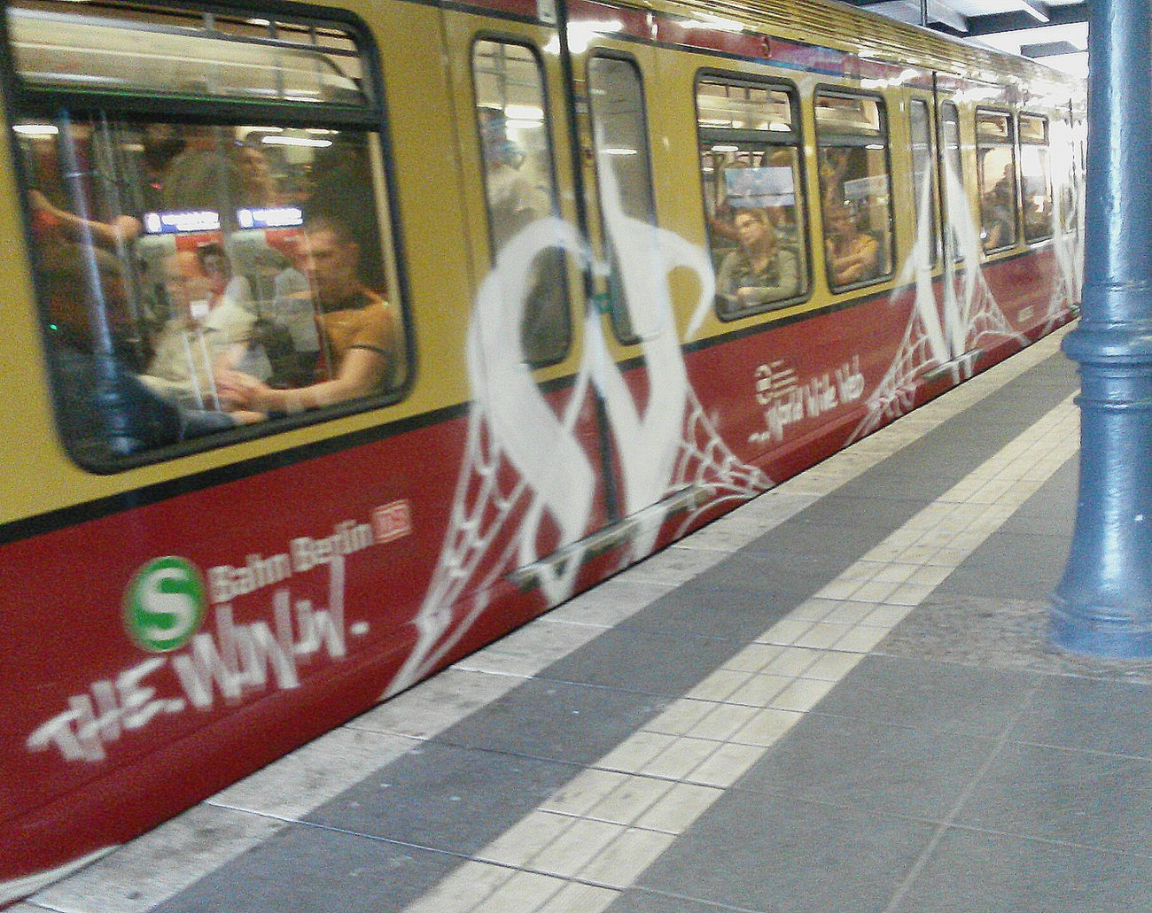 Graffiti Train in Berlin - Photo by Lifd5